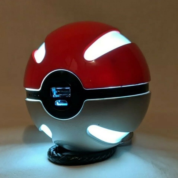 New Pokemon Pokeball Go Portable Charger Red/Silver 10000mAh - Picture 1 of 2